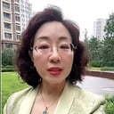 卷毛小区绿宝石项链草绿西装